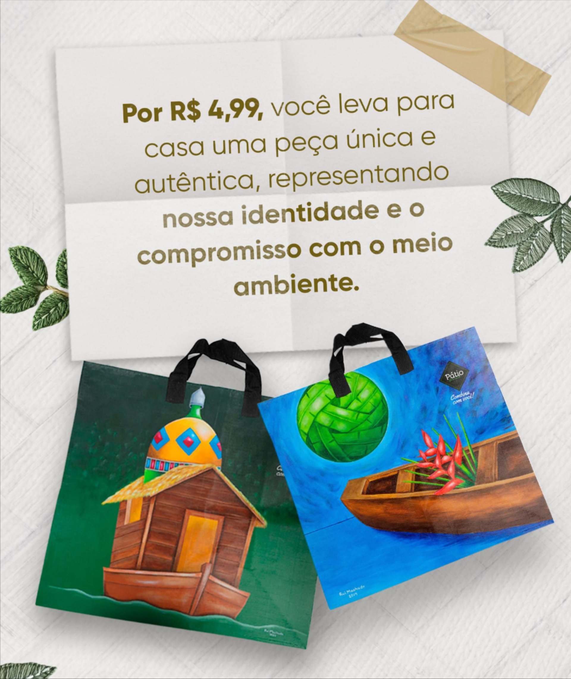 A imagem mostra uma ecobag verde-escura com alças pretas. A estampa central é uma pintura que lembra o estilo de casas ribeirinhas da Amazônia. Há uma estrutura marrom sobre uma canoa de madeira, com um teto de palha e uma porta amarela. Sobre a casa, há uma cúpula amarela e azul, com detalhes que remetem à arquitetura local. No canto superior direito, está o logo do Pátio Gourmet e a frase "Combina com você!".