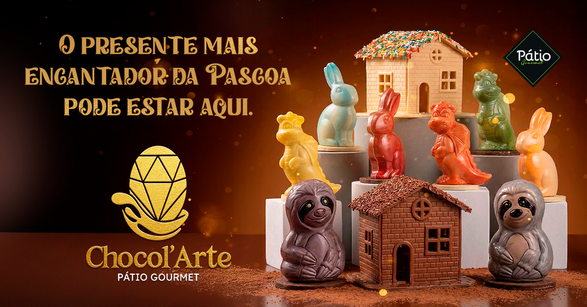 Banner publicitário da linha infantil de Páscoa Chocol'Arte Pátio Gourmet. Sobre um fundo marrom com pó de cacau, estão dispostas diversas figuras de chocolate coloridas: coelhos em tons de azul, rosa e bege, dinossauros amarelos, laranjas e verdes, e preguiças detalhadas. Ao centro, pequenas casas de chocolate com telhados coloridos completam o cenário lúdico. No topo esquerdo, o texto em dourado diz: 'O presente mais encantador da Páscoa pode estar aqui'
